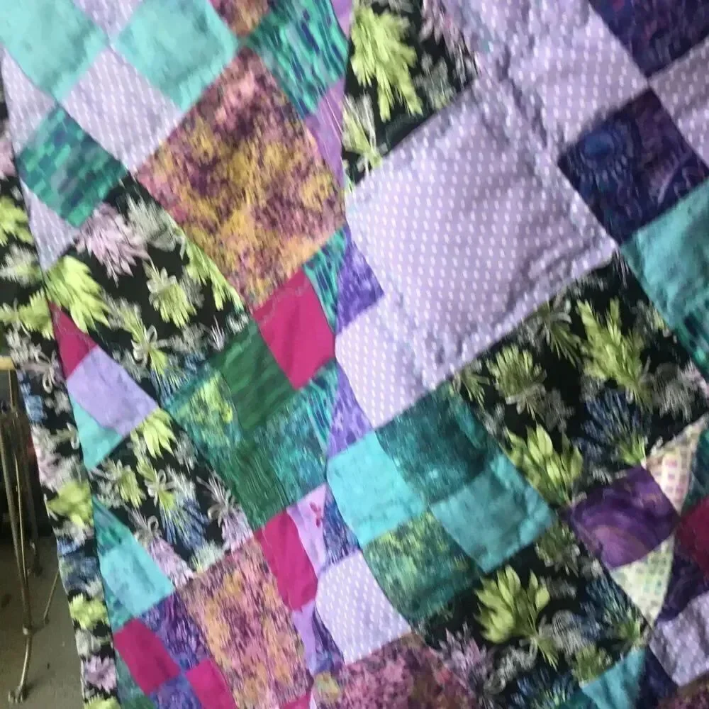 NWT Hand Crafted Lavender Florals With Gorgeous Coordinating Colors Quilt